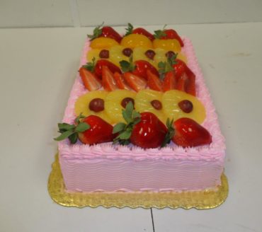 Pastel Decorado con Fresas y Pina