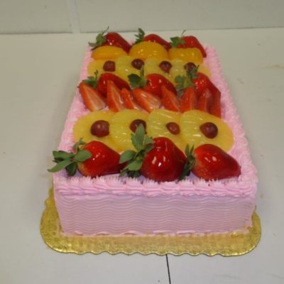 Pastel Decorado con Fresas y Pina