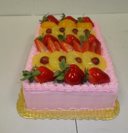 Pastel Decorado con Fresas y Pina