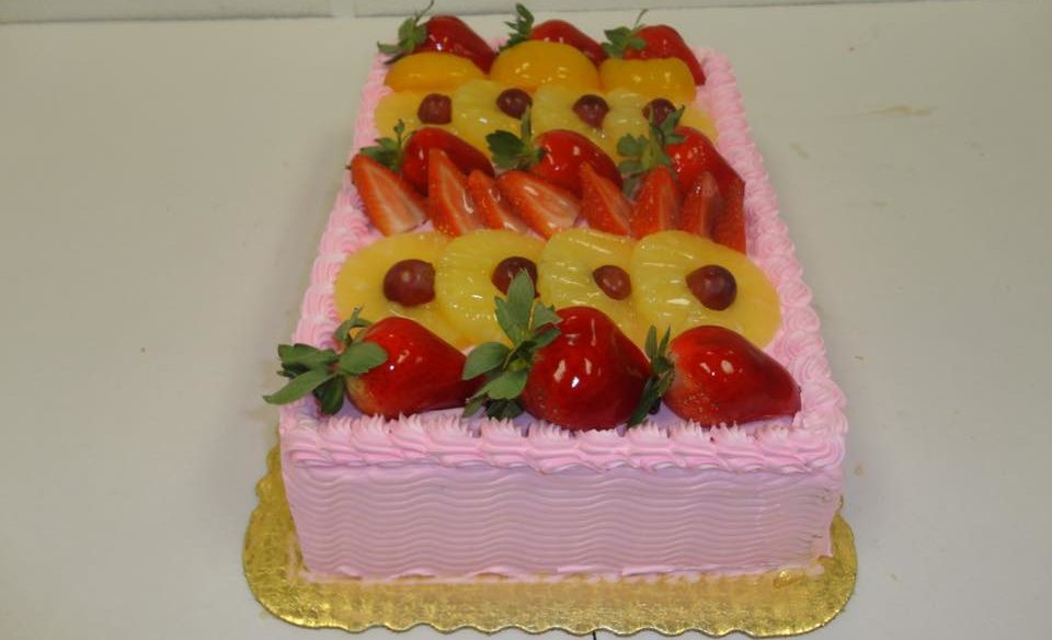 Pastel Decorado con Fresas y Pina