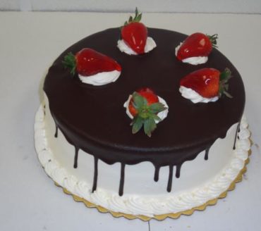 Pastel Decorado con Fresas y Chocolate