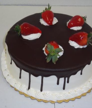 Pastel Decorado con Fresas y Chocolate