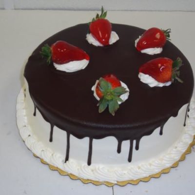 Pastel Decorado con Fresas y Chocolate