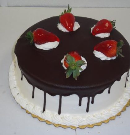 Pastel Decorado con Fresas y Chocolate