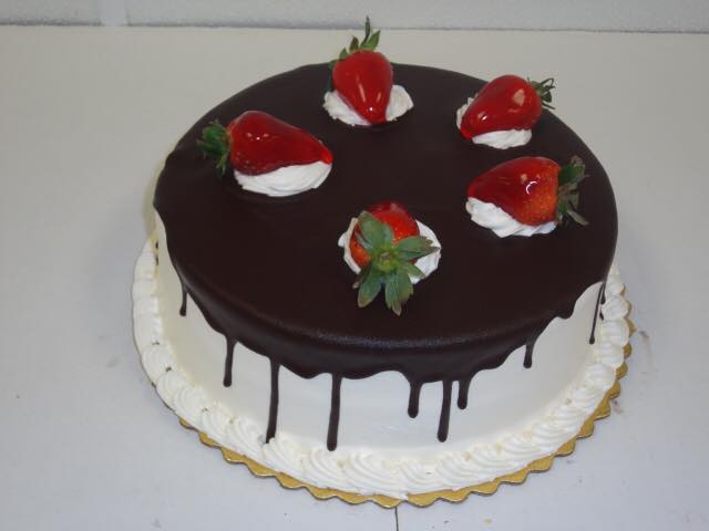 Pastel Decorado con Fresas y Chocolate